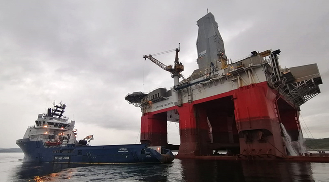 Pilots of the Murmansk Branch provide pilotage assistance for a floating rig in the Kola Bay
