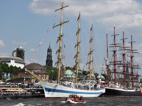 The Mir sailing ship congratulates the seaport of Hamburg on its anniversary!