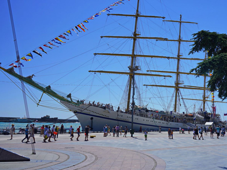 Khersones sailing ship congratulates Yalta on the anniversary