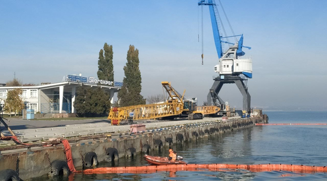 Oil spill response exercise held in water area of the seaport of Taganrog