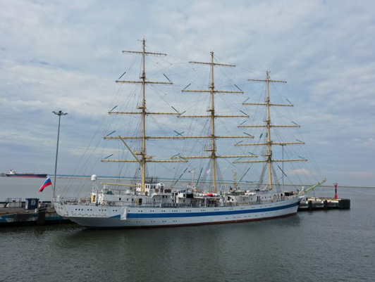 The cadets’ training starts on board of Mir sailing ship