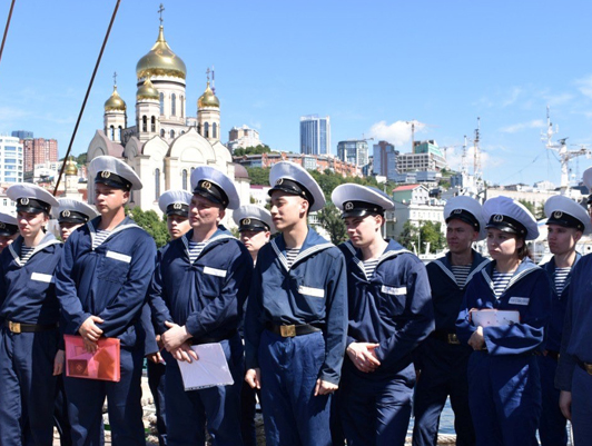 The Nadezhda sailboat takes on board the shift of cadets