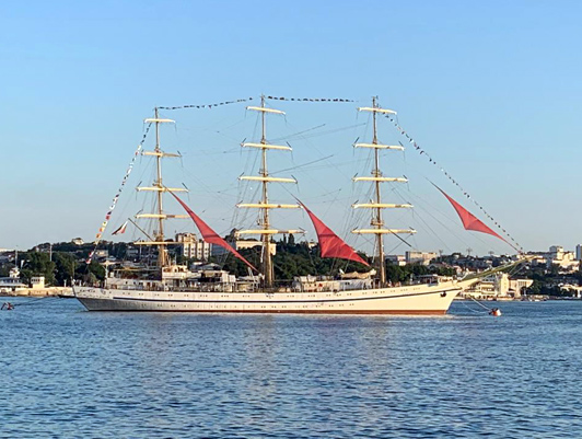 Khersones sailing ship greets participants in the VI International Big Sevastopol Officers’ Ball