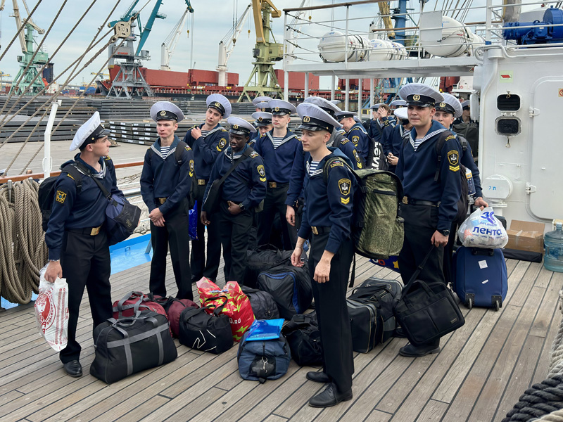 The Mir sailboat takes on board the second shift of cadets this year