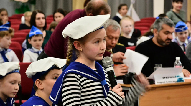 Employee of the Azovo-Chernomorsky Basin Branch, being a member of the judging panel, graded young sailors at The Scarlet Sails Contest