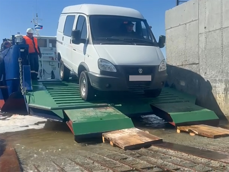 Unloading self-propelled wheeled vehicles via the folding ramp Unloading self-propelled wheeled vehicles via the folding ramp