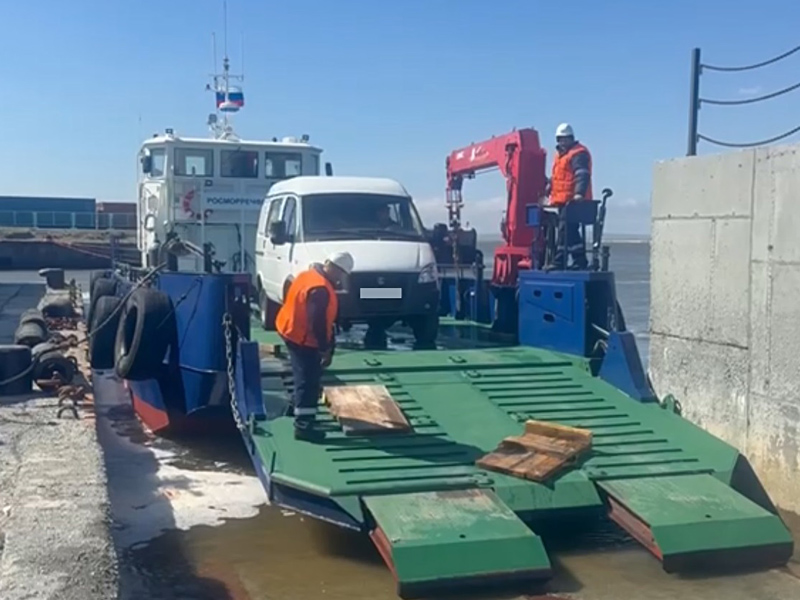 Unloading self-propelled wheeled vehicles via the folding ramp Unloading self-propelled wheeled vehicles via the folding ramp